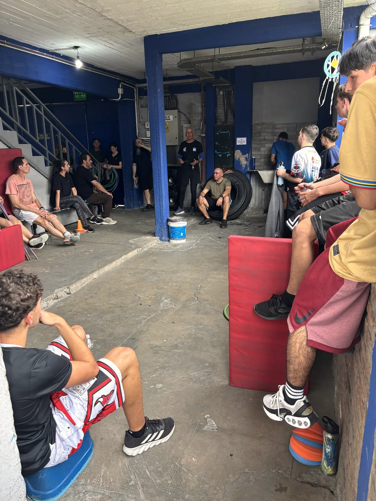 Alumnos de Danibox charlando durante el descanso