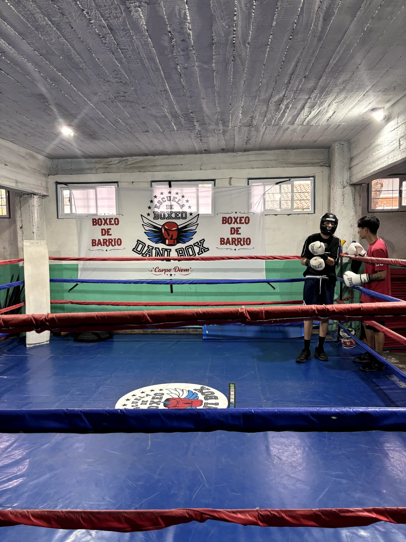 El ring de Danibox con el cartel de la escuela